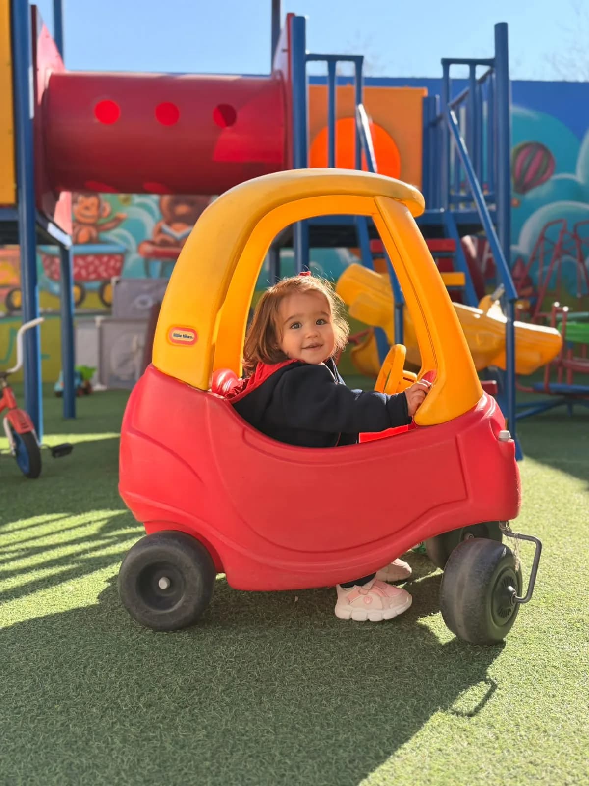 Niña jugando en un espacio al aire libre