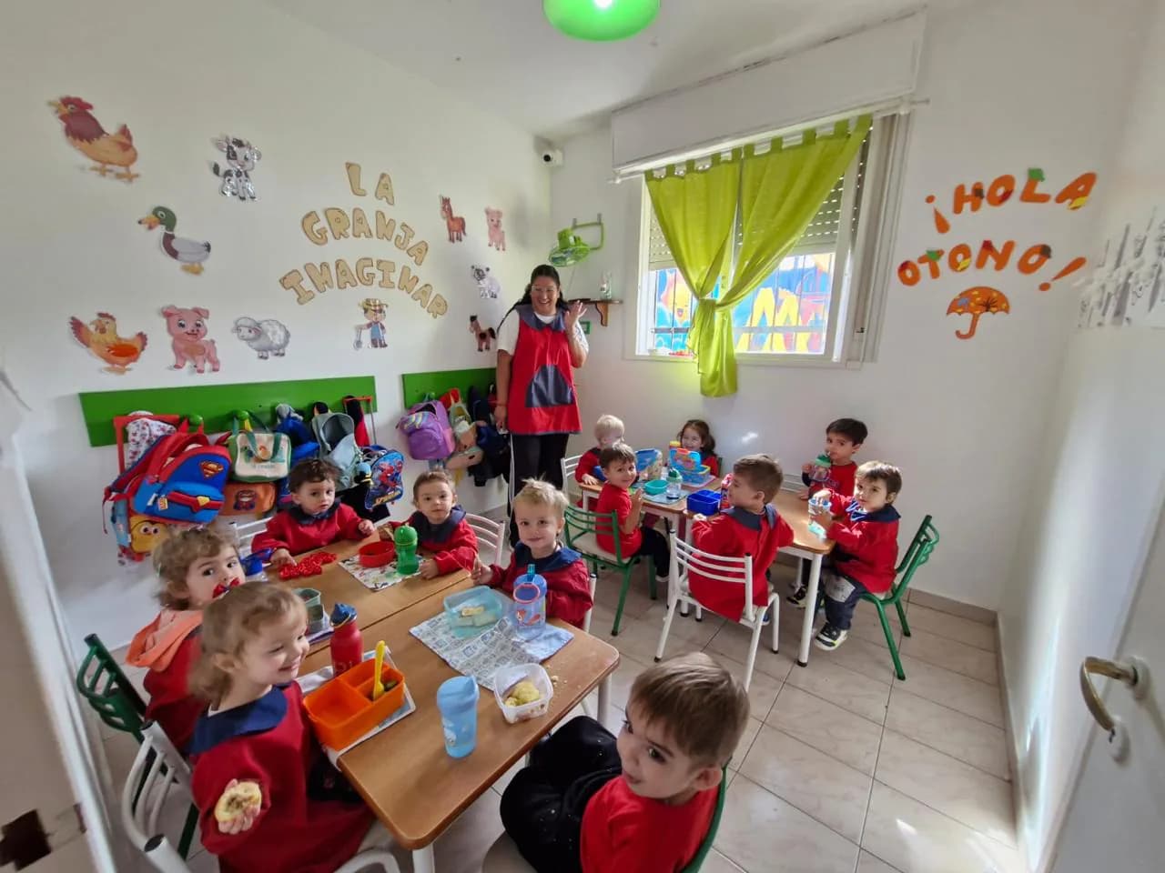 Niños compartiendo una propuesta educativa en la sala