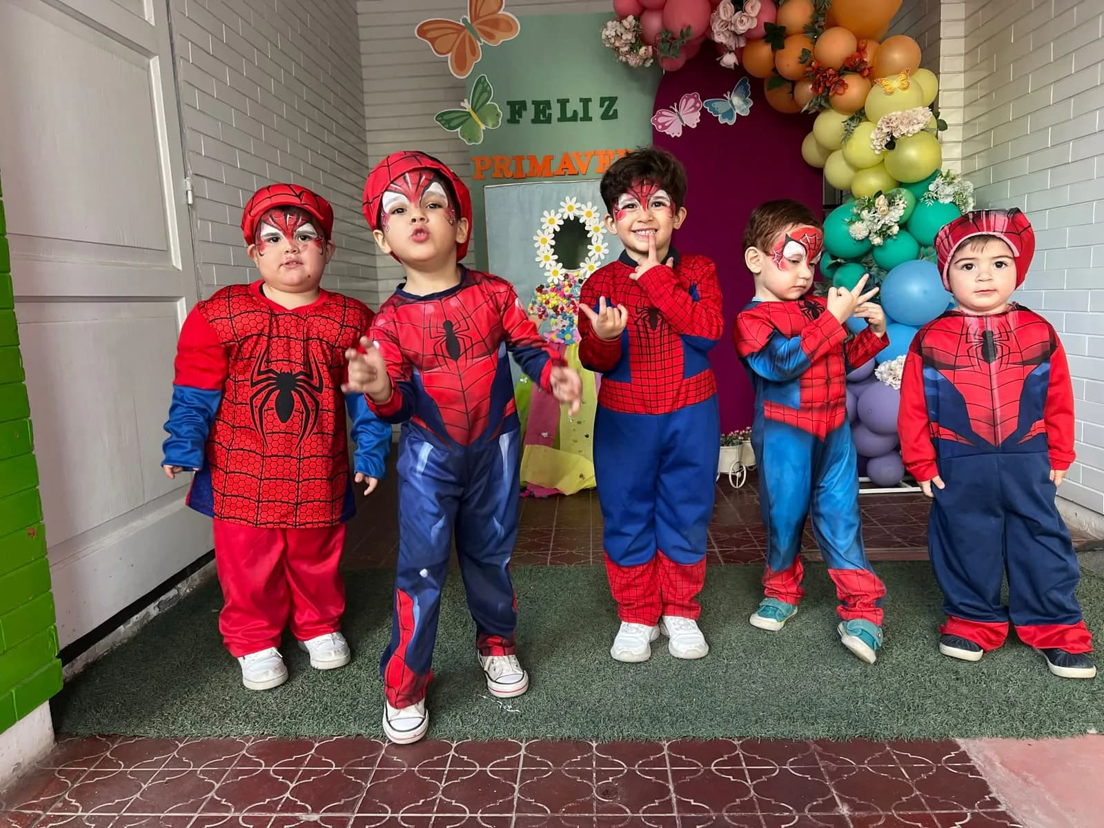 Niños participando de una celebración en el jardín