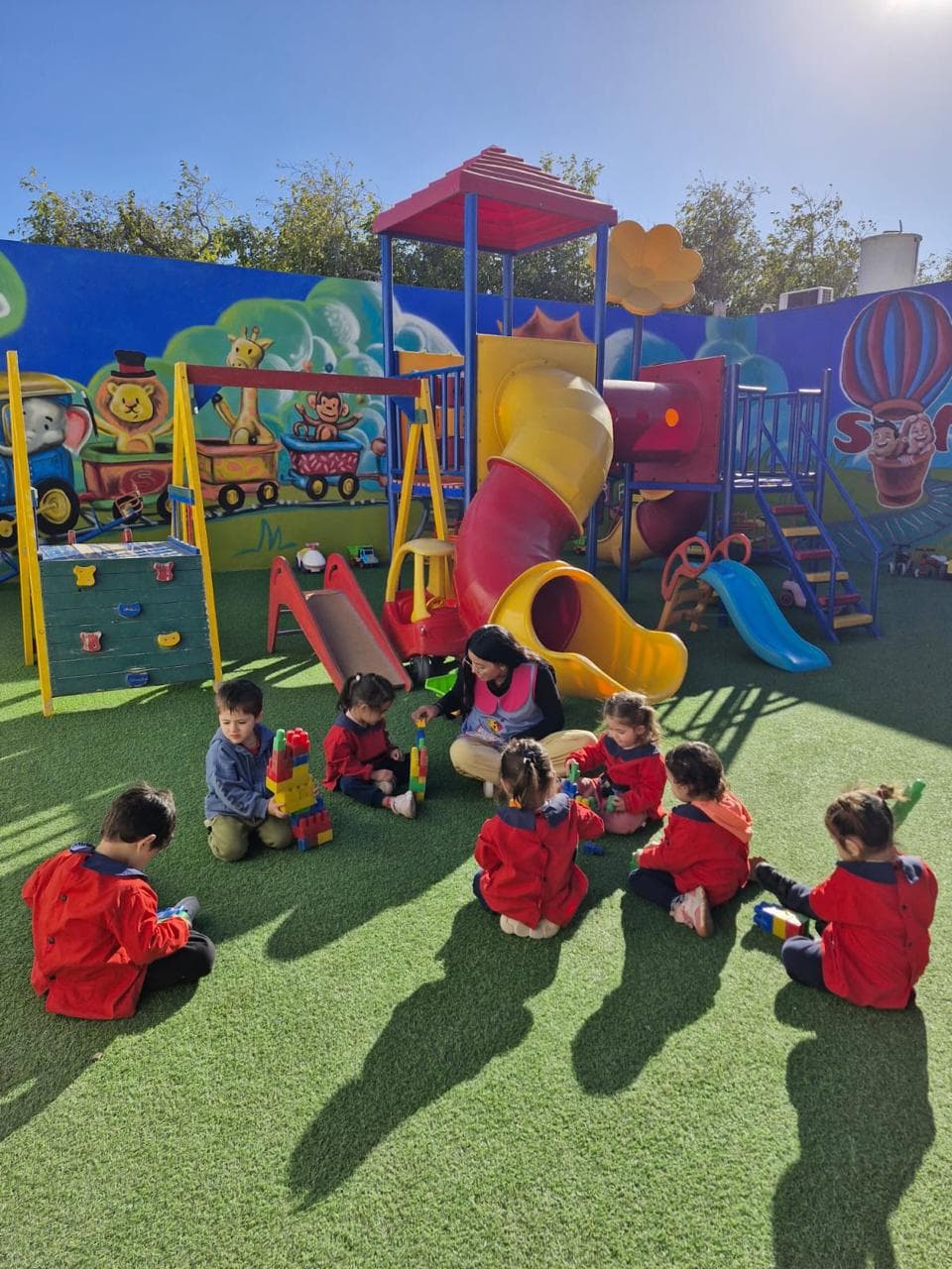 Niños jugando en el patio del jardín